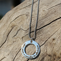 Win één van de 7 waardebonnen t.w.v. €42,90 voor de 'Words of Love' collectie van KAYA sieraden
